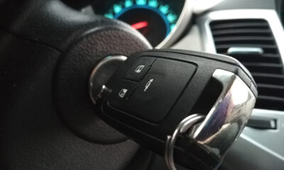 A transponder key is pictured.